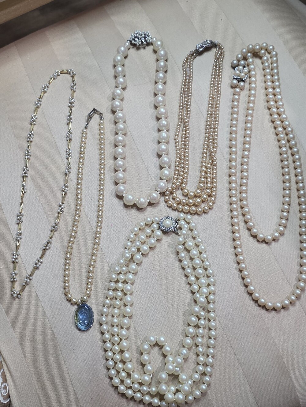 6 PAIRS OF VINTAGE PEARLS